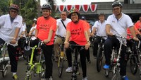 Tak hanya lomba lari dan bersenam, Menkeu Sri Mulyani juga ikut gowes sepeda sehat. Begini keseruannya Sri Mulyani memperingati hari oeang 2017. Foto: dok. BRI