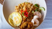 Kalau ini one dish meal yang populer sebagai hidangan Indonesia. Nasi goreng kampung berisi suwiran ayam, telur mata sapi dan tentu saja kerupuk.  