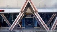 Sejumlah fasilitas seperti ruang keberangkatan, kedatangan, imigrasi, bea cukai, kesehatan, sampai karantina telah tersedia dengan baik di bandara tersebut.
