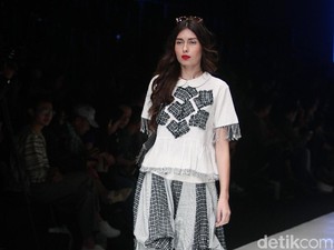 Tenun Baduy dan Kain Denim Menyatu dalam Koleksi Busana Siap Pakai Lekat