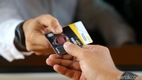 Dengan layanan ini, pengguna jalan tol hanya perlu menyerahkan e-Toll Card atau mandiri e-money lainnya disertai sejumlah uang pecahan 50 ribu sampai 300 ribu kepada penjaga gerbang tol untuk proses pengisian ulang.