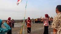 Bendera merah putih dikibarkan.