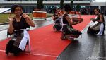 Meriahnya Tari Tortor Sambut Penumpang Rute Singapura-Silangit