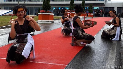 Meriahnya Tari Tortor Sambut Penumpang Rute Singapura-Silangit
