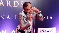 Ia terus berjoget di acara televisi.