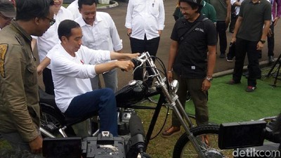 Foto: Aksi Jokowi Tunggangi Motor Custom