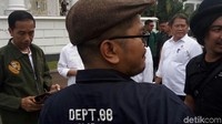 Jokowi ditawari untuk mencoba jaket yang diproduksi pebisnis muda itu. 