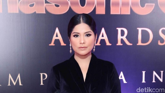 Annisa Pohan tampil anggun di acara Panasonic Gobel Awards 2017. Cantiknya nggak luntur-luntur.