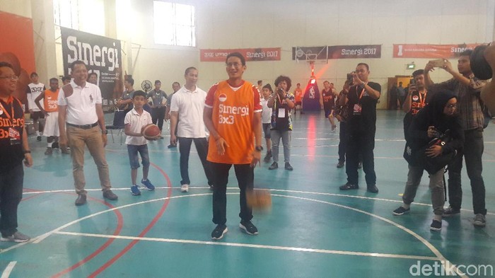 Gaya Sandiaga Main Basket di Senayan