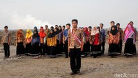 Upacara bendera di bekas pond lumpur berlangsung dengan khidmat.