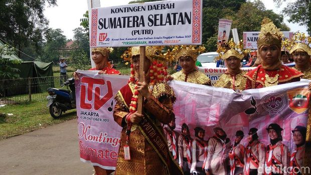 Peserta karnaval budaya Pramuka