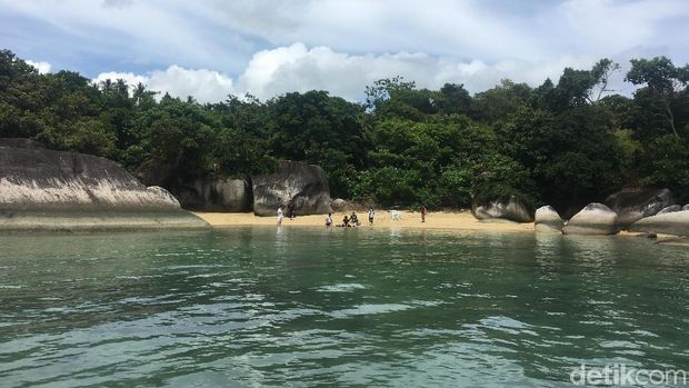 Pantai di Natuna yang dikunjungi Susi