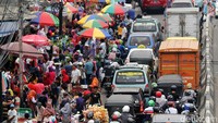 Selain hak pejalan kaki yang dirampas, lalu lintas di sekitar lokasi juga sering macet.