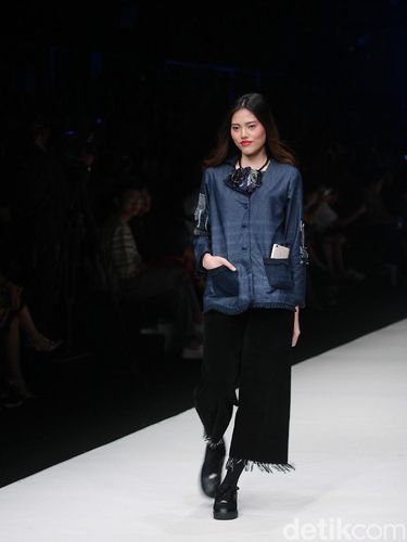 Tenun Baduy dan Kain Denim Menyatu dalam Koleksi Busana Siap Pakai Lekat