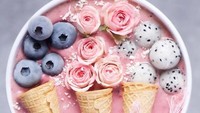 Ada buah, bunga, cone ice cream dan juga rambut nenek alias gulali.
