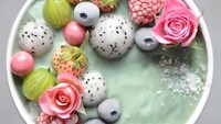 Samira Kazan yang juga pendiri AlphaFoodie sangat senang bereksperimen dengan buah-buahan. Hasilnya sangat cantik dengan perpaduan warna ini. 