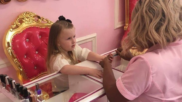 Foto: Suasana Saat Gadis Cilik Manjakan Diri di Salon Khusus Anak