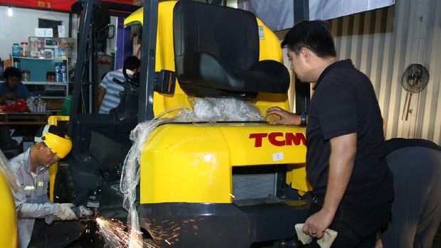Direktorat Reserse Narkoba Polda Metro Jaya membongkar penyelundupan sabu di dalam alat berat forklift asal Taiwan di Jatiuwung, Tangerang.