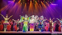 Para akrobatik selesai melakukan aksi dan melakukan penghormatan kepada para penonton (Elvan/detikTravel)