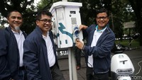Manajemen PT PLN Disjaya memperlihatkan cara pengisian motor listrik.