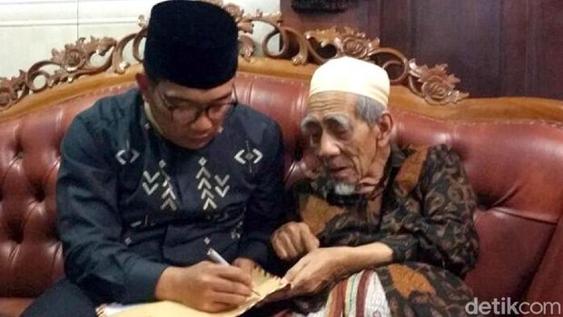 Ridwan Kamil saat sowan ke Mbah Mun di Rembang.