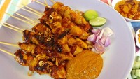 Yang juga tak kalah populer adalah sate. Potongan daging disusun dalam tusukan lidi. Bumbunya bisa memakai saus kacang atau bumbu kecap.