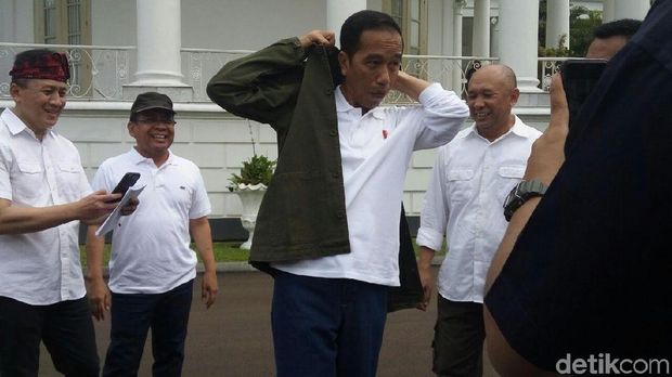 Momen Jokowi Bergaya Anak Muda: Berkacamata Hitam hingga Naik Motor
