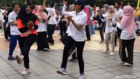 Sri Mulyani sesekali berbicara dengan salah satu karyawan.