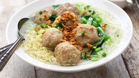 Menyebut makanan Indonesia pasti teringat bakso. Bola-bola daging ini mudah ditemui di seluruh wilayah Indonesia, bahkan di restoran Indonesia di luar negeri.