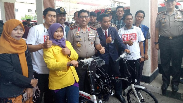 Saat Kapolda Jatim Berikan Kuis Berhadiah Sepeda