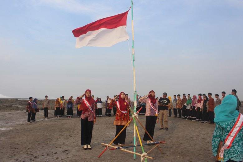 Sekolah ini Gelar Upacara Sumpah Pemuda di Pond Lumpur Lapindo