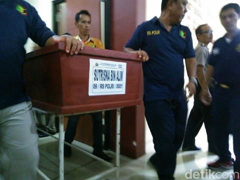  Jenazah korban ledakan pabrik kembang api dibawa dari RS Polri ke rumah keluarga, Sabtu (28/10/2017)