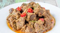 Rendang pernah disebut sebagai makanan terlezat di dunia. Olahan daging khas Minang ini dibuat dengan banyak rempah dan dimasak dalam waktu lama.