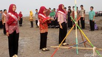 Upacara bendera di bekas pond lumpur diikuti puluhan siswa SMK Mandiri Sidoarjo.