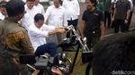 Foto: Aksi Jokowi Tunggangi Motor Custom