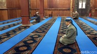 Tampak beberapa orang jamaah sedang khusyuk berdoa. Muslim Xian termasuk taat (Elvan/detikTravel)