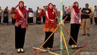 Para peserta upacara memberikan penghormatan saat bendera merah putih dikibarkan.
