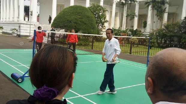 Aksi Jokowi Main Bulutangkis Bareng Atlet Indonesia