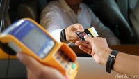 Petugas kemudian melakukan tap ke mesin sensor, hingga melakukan top up atau isu ulang saldo di kartu.