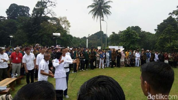 Saat Jokowi Tantang dan Ajari Anak Muda Memanah di Istana 