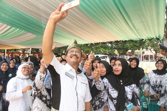 Sambangi Bawean, Gus Ipul Baca Puisi Bikinan Sendiri