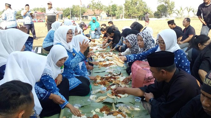 Saat Nasi Liwet Dimakan Bareng Usai Upacara Sumpah Pemuda