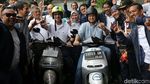 Gaya Anies Kendarai Motor Listrik di Balai Kota