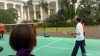 Jokowi berpasangan dengan Kevin Sanjaya melawan Markus Fernaldi Gideong dan Gregoria Mariska di lapangan bulutangkis di Istana Bogor, Sabtu 28 Oktober 2017. (Foto: Bagus Prihantoro Nugroho/detikcom)