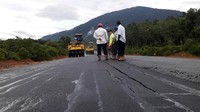 Para pekerja mengebut pembangunan jalan perbatasan Kalimantan agar rampung sesuai target. Pool/PUPR.