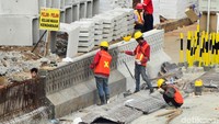 Pekerja mengerjakan proyek flyover Bintaro.