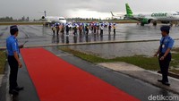 Penerbangan internasional perdana di Bandara Silangit dari Singapura menggunakan maskapai Garuda Indonesia pesawat jenis Bombardier CRJ1000 berkapasitas 96 penumpang.