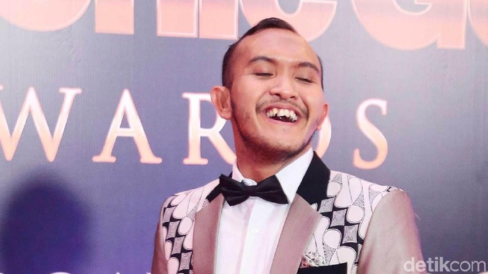 Caisar sepertinya bisa melanjutkan hidup dengan ceria meski masih menjalani proses perceraian dengan Indadari.