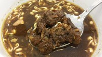 Kalau ini rawon khas Surabaya yang mendunia. Kuahnya hitam karena memakai kluwek. Isiannya daging dan dimakan dengan telur asin. Nikmat!