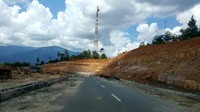 Pembangunan jalan perbatasan sendiri merupakan penjabaran dari amanat Nawa Cita dan arah kebijakan RPJMN 2015-2019, yakni membangun Indonesia dari pinggiran dengan memperkuat daerah-daerah dan desa dalam rangka negara kesatuan Republik Indonesia. Pool/PUPR.